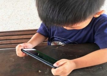 كيف تؤثر مشاهدة التلفزيون لأكثر من ساعتين على الطفل؟