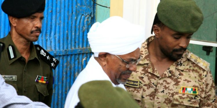 عمر البشير يمثل أمام المحكمة بتهمة الفساد