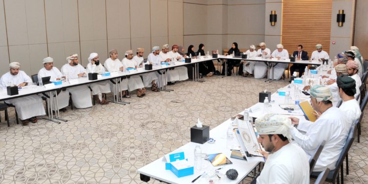 مكتب مشروع كلية الأجيال ينظم حلقة عمل لتوثيق المنتجات الحرفية العمانية
