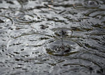 السماء تمطر البلاستيك.. علماء يعثرون على جزئيات بلاستيكية ملونة في مياه المطر