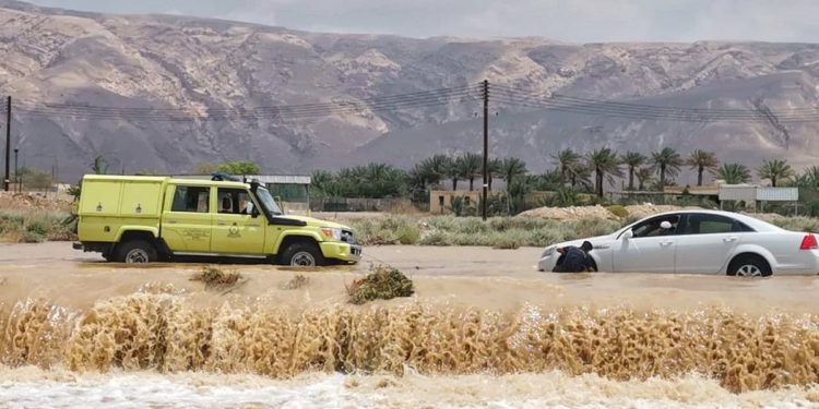 جريان وادي الفياض بالبريمي والدفاع المدني ينوه