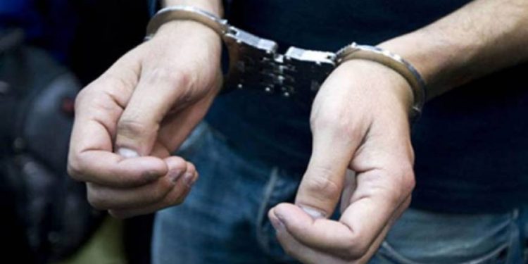 الشرطة تقبض على ثلاثة أشخاص بتهمة السرقة