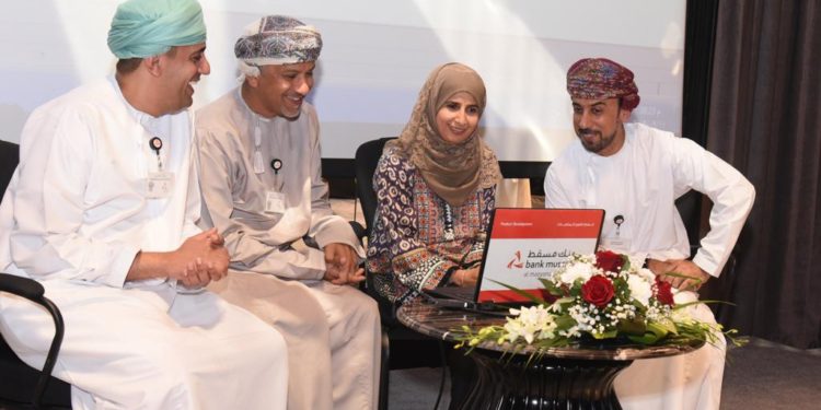 بنك مسقط ينظم لقاءاً مع الزبائن ويجري السحب الشهري لجوائز أصالة والجوهر