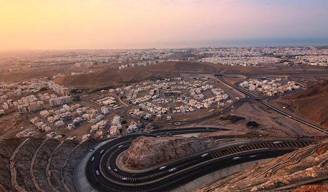 تدهور شاحنة على عقبة العامرات!