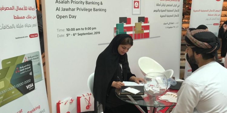 اقبال كبير من الزبائن للتعرف على منتجات وعروض البنك  في مسقط جراند مول