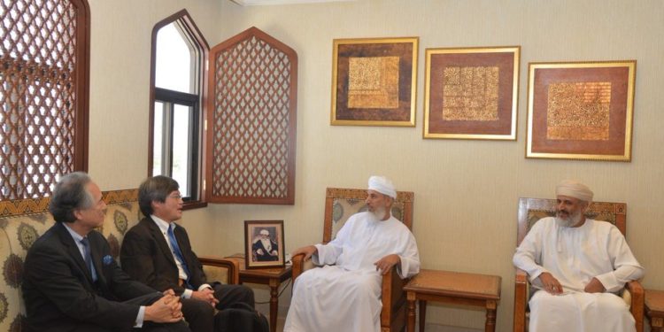 وزير الأوقاف و الشؤون الدينية يستقبل عالمًا يابانيًا في مجال الفيزياء