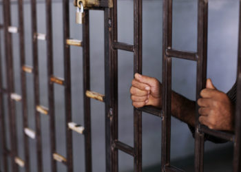 ثلاثة احتالوا على مواطنة.. والشرطة تلقي القبض عليهم