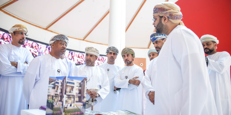 بنك مسقط يفتتح سوق ” بيتنا ” بمركز مسقط سيتي سنتر بمشاركة المطورين العقارين