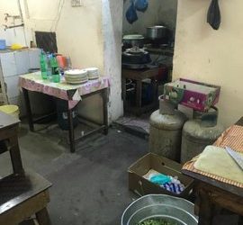في المعبيلة الشمالية.. مداهمة وافدين يعدون أطعمة غير صالحة للاستهلاك