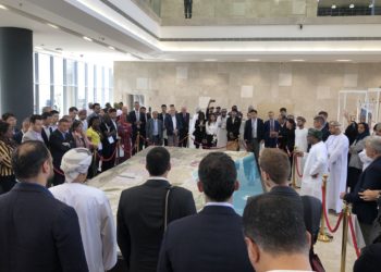 وفد من رجال الأعمال يزور الدقم