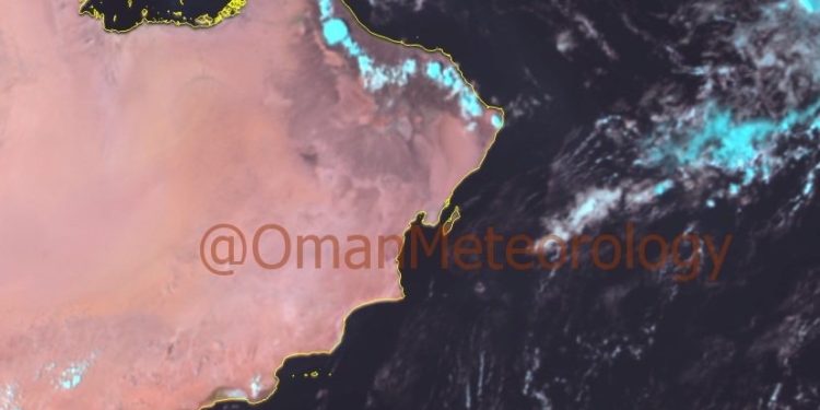 سحب ركامية ممطرة على جبال الحجر