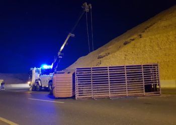 حادث سير يتسبب بإزدحام مروري على شارع مسقط السريع