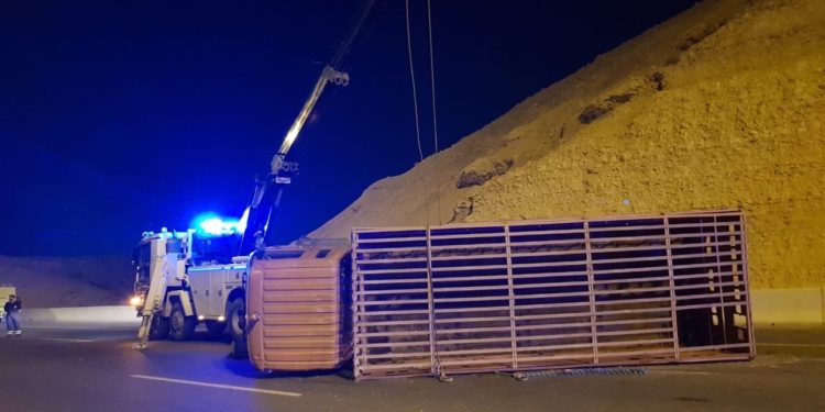 حادث سير يتسبب بإزدحام مروري على شارع مسقط السريع