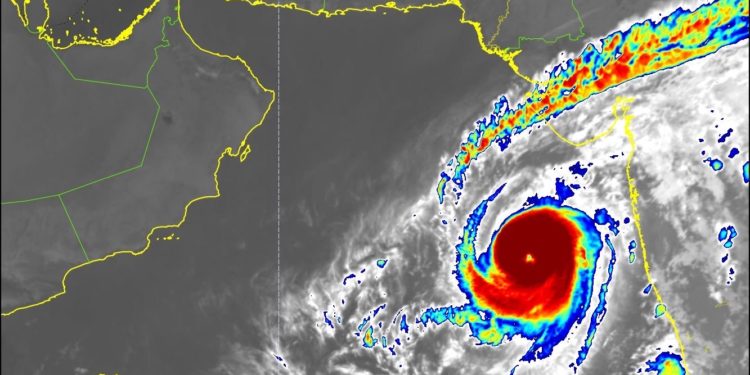 “كيار” يتطور إلى إعصار من الدرجة الثانية