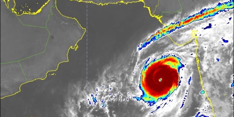 الإعصار المداري يتطور للدرجة الثالثة
