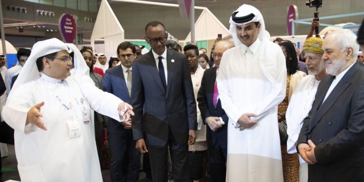 أمير قطر وبن علوي يزوران معرض قطر لتكنولوجيا المعلومات