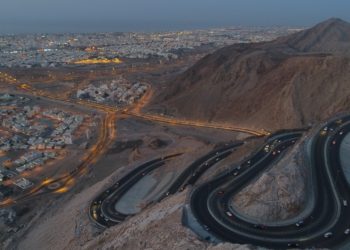 بلدية مسقط تواصل أدوارها في تعزيز منظومة الطرق ومشاريعها المرتبطة