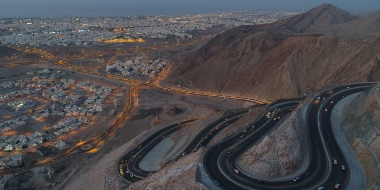 بلدية مسقط تواصل أدوارها في تعزيز منظومة الطرق ومشاريعها المرتبطة