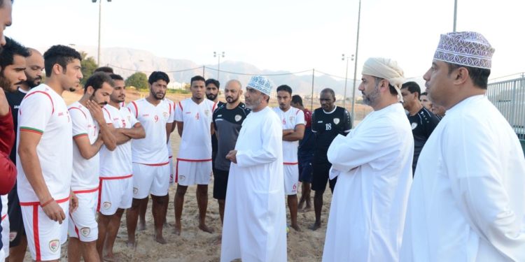 رئيس الاتحاد يحث اللاعبين على التمثيل المشرف للسلطنة في المونديال