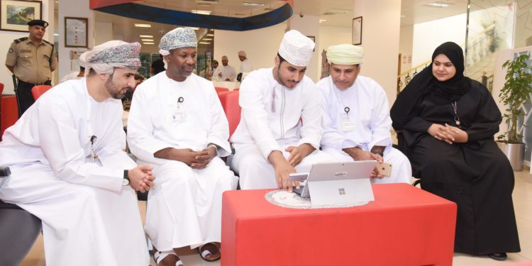 بنك مسقط يجري سحبا مخصصا  لولاء الزبائن ضمن برنامج ” المزيونة ” للإدخار