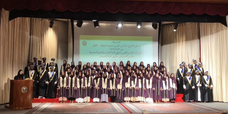 استعدادا للمستقبل.. خريجو الطب والتمريض يؤدون القسمَ الطبي والتمريضي
