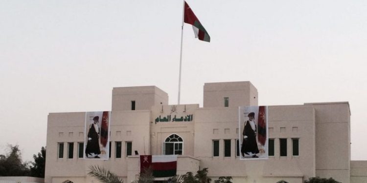 قام بتسريح 524 عاملًا والقوى العاملة تحيله إلى الإدعاء العام