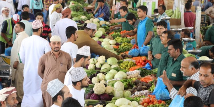 ضبط ٤٣عامل مخالف بسوق الموالح المركزي