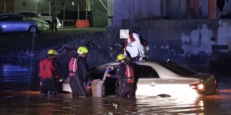 احتجاز شخصين.. والدفاع المدني ينقذهما