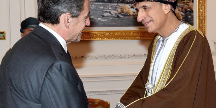 صاحب السمو السيد فهد يستقبل الرئيس الفرنسي السابق