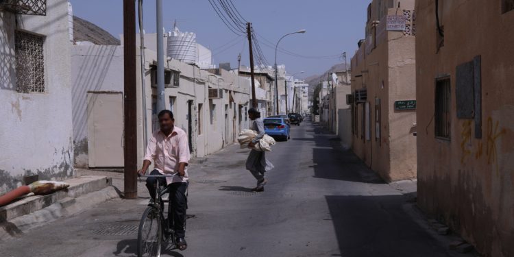 بلدية مسقط: تسكين العمالة الوافدة بوسط الأحياء السكنية يهدد التركيبة الاجتماعية في هذه الأحياء