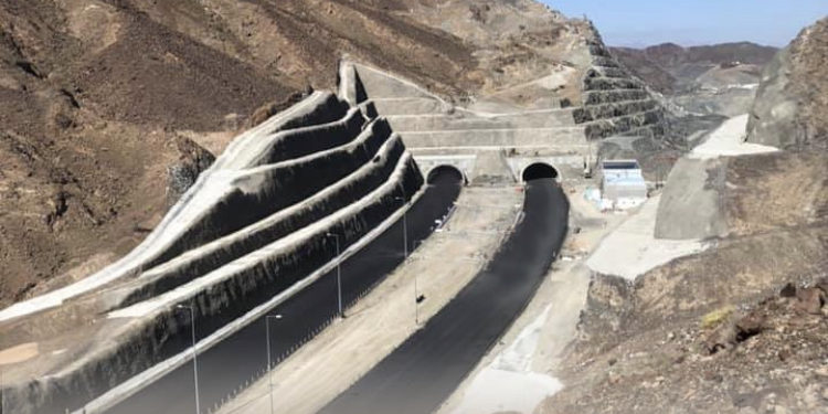 النقل تنوه بضرورة اتباع إجراءات الأمن والسلامة داخل الأنفاق بطريق الشرقية السريع