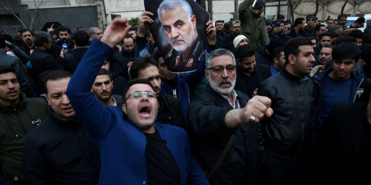 اشتعال فتيل الحرب بين أمريكا وإيران.. والسلطنة تحاول أن تُخمِد