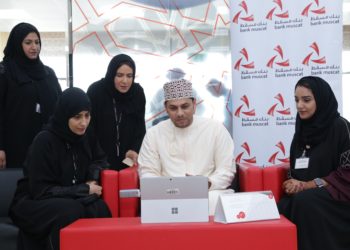 بنك مسقط يجري السحوبات الشهرية لزبائن المحافظات و شبابي و زينة