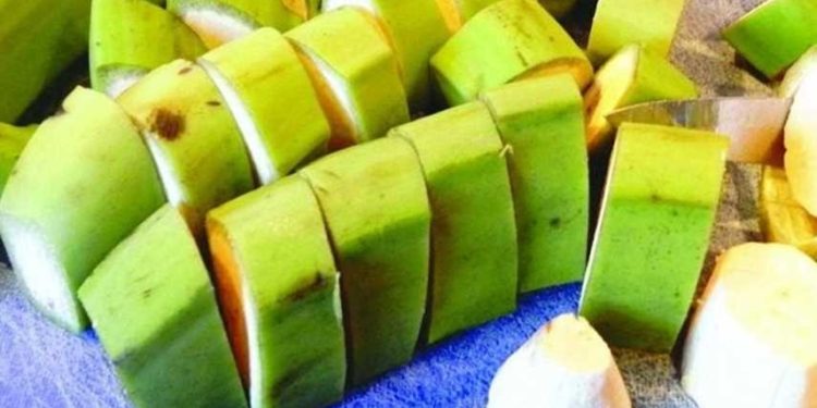 منها الموز.. 4 ثمار تصبح مفيدة أكثر إذا أكلتها بقشرتها