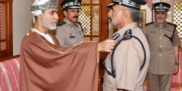 جلالته ينعم بميداليتي الثناء السلطاني والخدمة الممتازة على عدد من كبار ضباط الشرطة