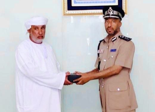 تقديراً لجهوده.. الشرطة تكرم مواطناً من أهالي الوسطى