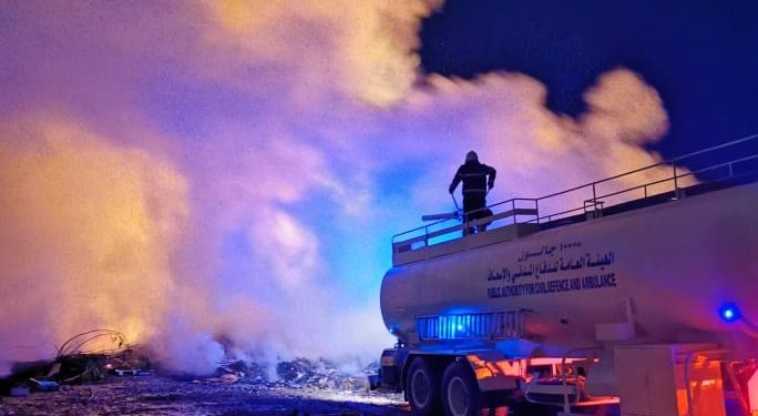 الدفاع المدني يتعامل مع بلاغ حريق مخلفات في غلاء