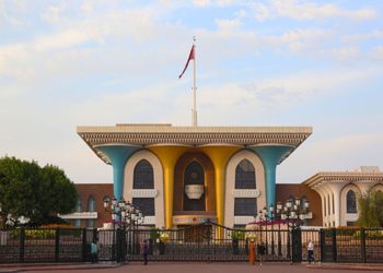 لتقديم التعزية.. حرم جلالة السلطان تستقبل حرم أمير قطر