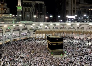 تفاديا لكورونا.. السعودية تعلق الدخول إلى أراضيها لأغراض العمرة وزيارة المسجد النبوي