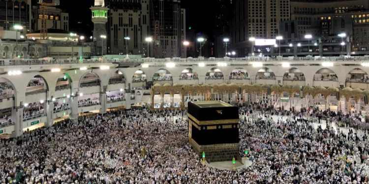 تفاديا لكورونا.. السعودية تعلق الدخول إلى أراضيها لأغراض العمرة وزيارة المسجد النبوي