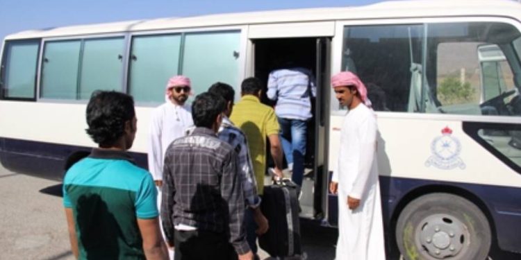 ترحيل أكثر من 100 وافد مخالف