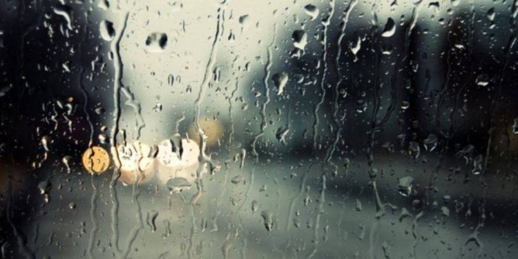 أمطار الخير تهطل على محافظات السلطنة.. والأرصاد الجوية تنبّه بغزارتها