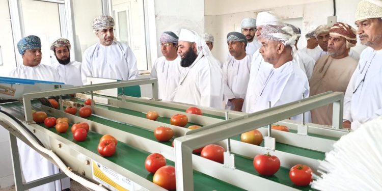 وزير الزراعة والثروة السمكية يزور الجمعية الزراعية العمانية