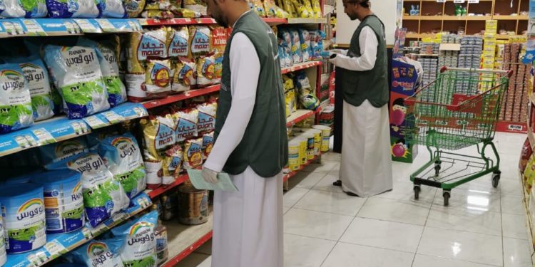حماية المستهلك بالرستاق ودبا تواصلان جهودهما في الرقابة على الأسواق