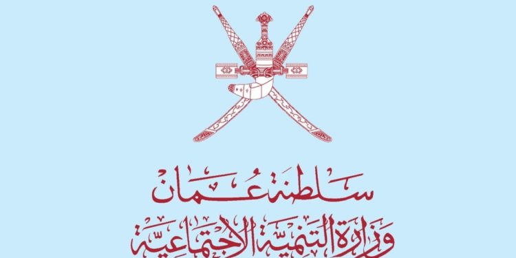 لحلول الشهر الكريم.. لجنة التنمية الاجتماعية توزع سلالًا رمضانية بالسيب