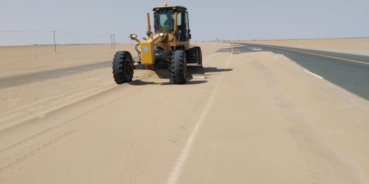 وزارة النقل تزيل الرمال المتراكمة على طريق سناو محوت الدقم