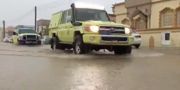 الدفاع المدني يتعامل مع بلاغ احتجاز عائلة مكونة من 14 فرداً