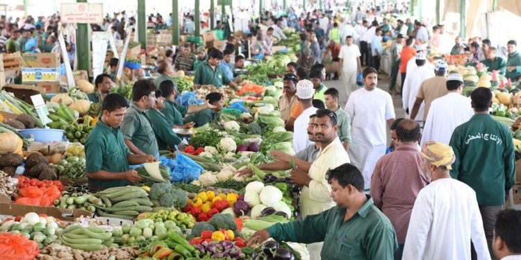 بلدية مسقط تصدر قرارًا تنظيميًا لتحديد وقوف المركبات بالسوق المركزي للخضروات والفواكه