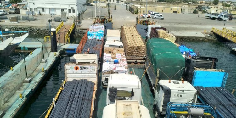 تسيير خطوط بحرية لنقل البضائع إلى دبا
