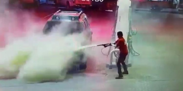 حسن تصرف وسرعة بديهة: الدفاع المدني والإطفاء تشيد بعامل أخمد حريق بمحطة وقود
